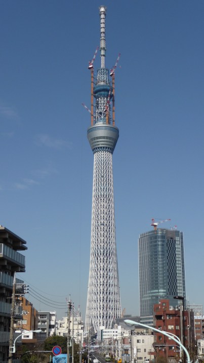 Tokyo_Sky_Tree_under_construction_20110319-1